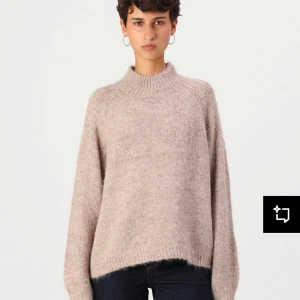 Stickad tröja  - Helt oanvänt tröja i storlek S, men är ganska liten i storleken så skulle säga mer som en XS🌸💕