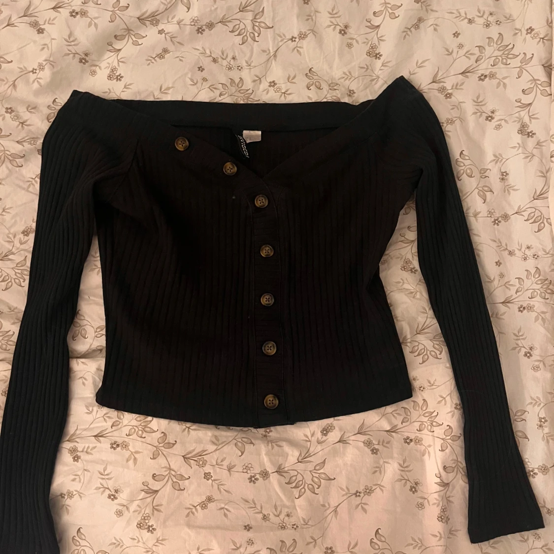 Svart offshoulder topp med knappar - 1