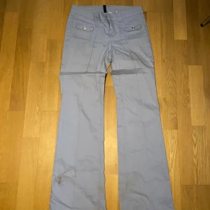 Blåa jeans  - Säljer dessa populära jeans från hm. Köp gärna genom köp nu. Fläck nertill därav priset. Går nog att få bort med vanish. 