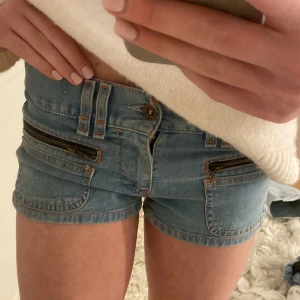 jeansshorts levis!! - jättesnygga vintage jeansshorts från levis!! 💕💕💕 aldrig använda 🎀🎀🎀💒🩰