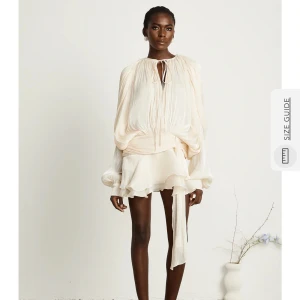 Miss rosier klänning - Säljer min super fina miss rosier klänning som gått viralt på flera sociala medier och är mycket eftertraktad! Den är i storlek L då den var liten i storlek och kort enligt hemsida.🪩Så fin till studenten eller fest🥂 Den har prislapp kvar och är aldrig använd då den tyvärr inte passade tillfället jag tänkt ha den på! 💕