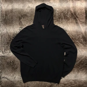 Oscar Jacobson stickad hoodie - Säljer denna svart stickade hoodien från Oscar Jacobson, tillverkad i Italien. Skriv om ni undrar något!