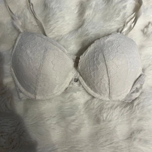 Vit spets-bh 75B - säljer då den är för liten och kom aldrig till användning. Har lite push up i sig💕