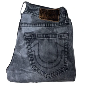 True Religion jeans - True Religion jeans Bobby fit. W29. Fläckar (bild 3) [Ytterbenslängd 106cm] [Innerbenslängd 85cm] [Midja 38cm] [Benöppning 20cm]