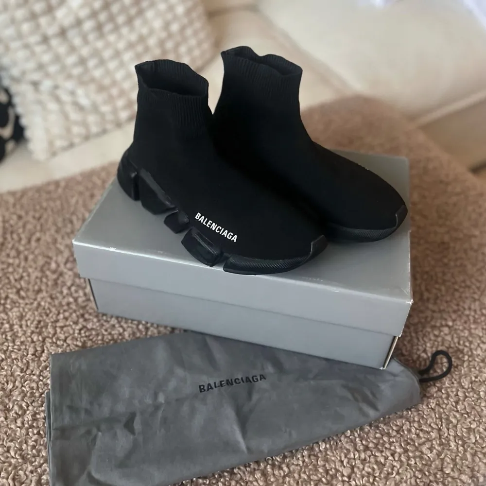 Äkta balenciaga sneakers 2.0. Sparsamt använda 2-3ggr. Säljes med alla tillbehör. Storlek 36. Stretchiga så de passar en 36/37. Förskottsbetalning skickas samma dag med postnord spårbart.. Kengät.