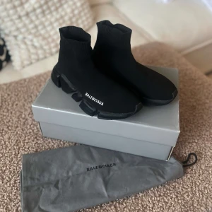 Svarta sneakers från Balenciaga - Äkta balenciaga sneakers 2.0. Sparsamt använda 2-3ggr. Säljes med alla tillbehör. Storlek 36. Stretchiga så de passar en 36/37. Förskottsbetalning skickas samma dag med postnord spårbart.