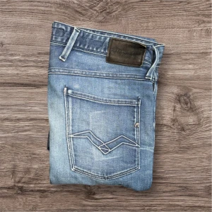 Replay Anbass - Säljer dessa tvär feta Replay Jeans🔥 Modellen är Anbass och sitter slim👑                         Storleken är W|34 L|32 tyvärr är lappen med storleken borttagen men detta ska vara den korrekta storleken🙌 Mått Längd: 102cm Midjeomkrets: 92 cm