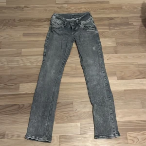 Grå jeans med raka ben - Snygga grå jeans mid rise slim/straight. Säljer då de inte kommer till användning💗. Har en ljusare fläck som man ser på bild 2 och 1. Innerben: 74,5    Midja rakt över: 30