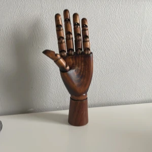 Smyckeshand  - Säljer en smyckeshand pågrund av att den inte är min stil. Handen kan böja på alla fingrarna är därför bra för att hålla alla möjliga sorters smycken på olika sätt. Smycke handen har använts runt 2 gånger. 