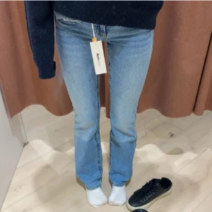 Blå jeans - Ljus blåa jeans ifrån Gina Young storlek 152  använd 2 gånger och i väldigt bra skick säljer då de nt kommer till användning 