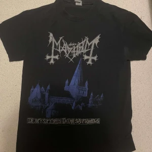 Mayhem T-shirt  - svart mayhem t-shirt. Trycket föreställer en kyrka och texten 'De Mysteriis Dom Sathanas'.