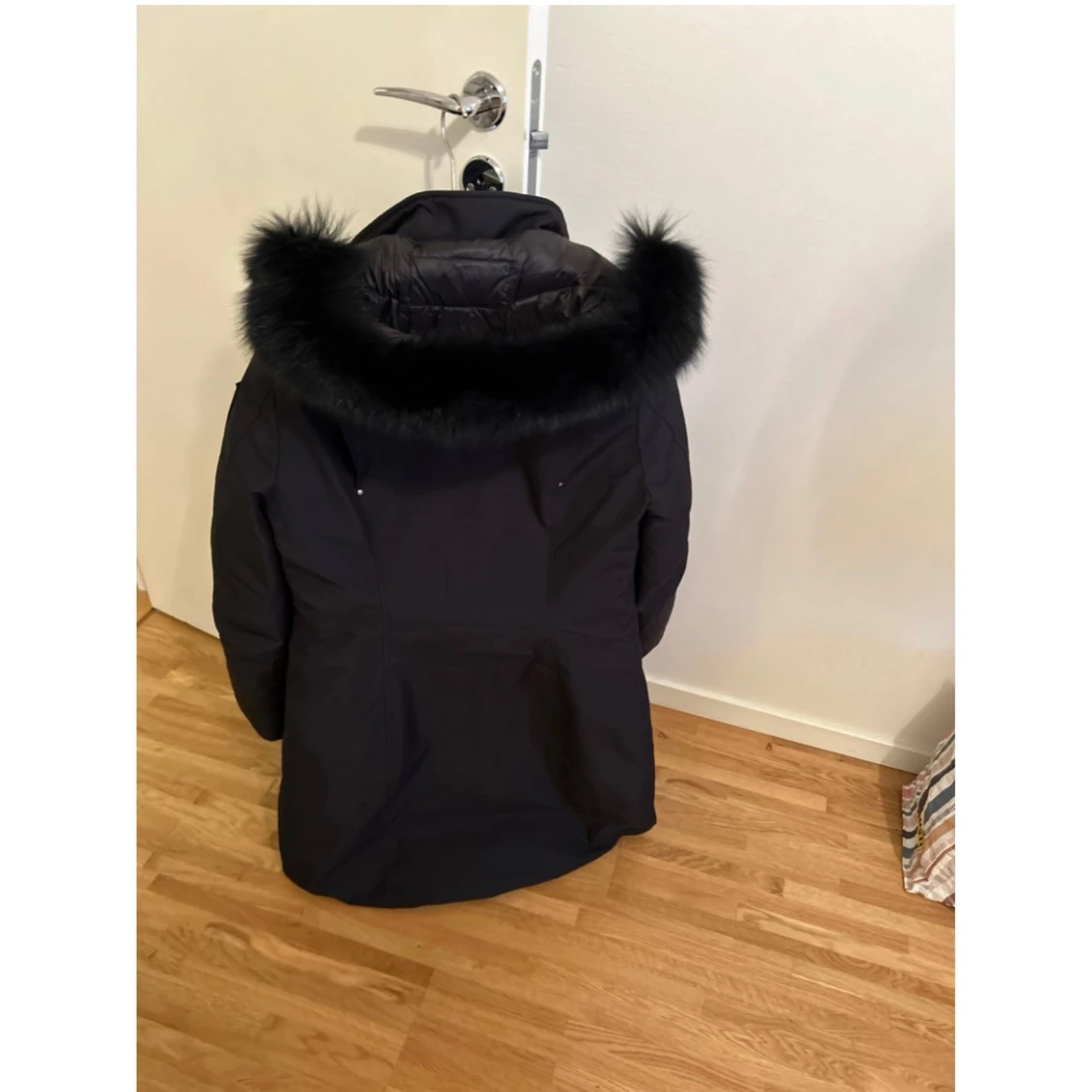 Svart dunjacka med pälsdetalj från Moose Knuckles - 3