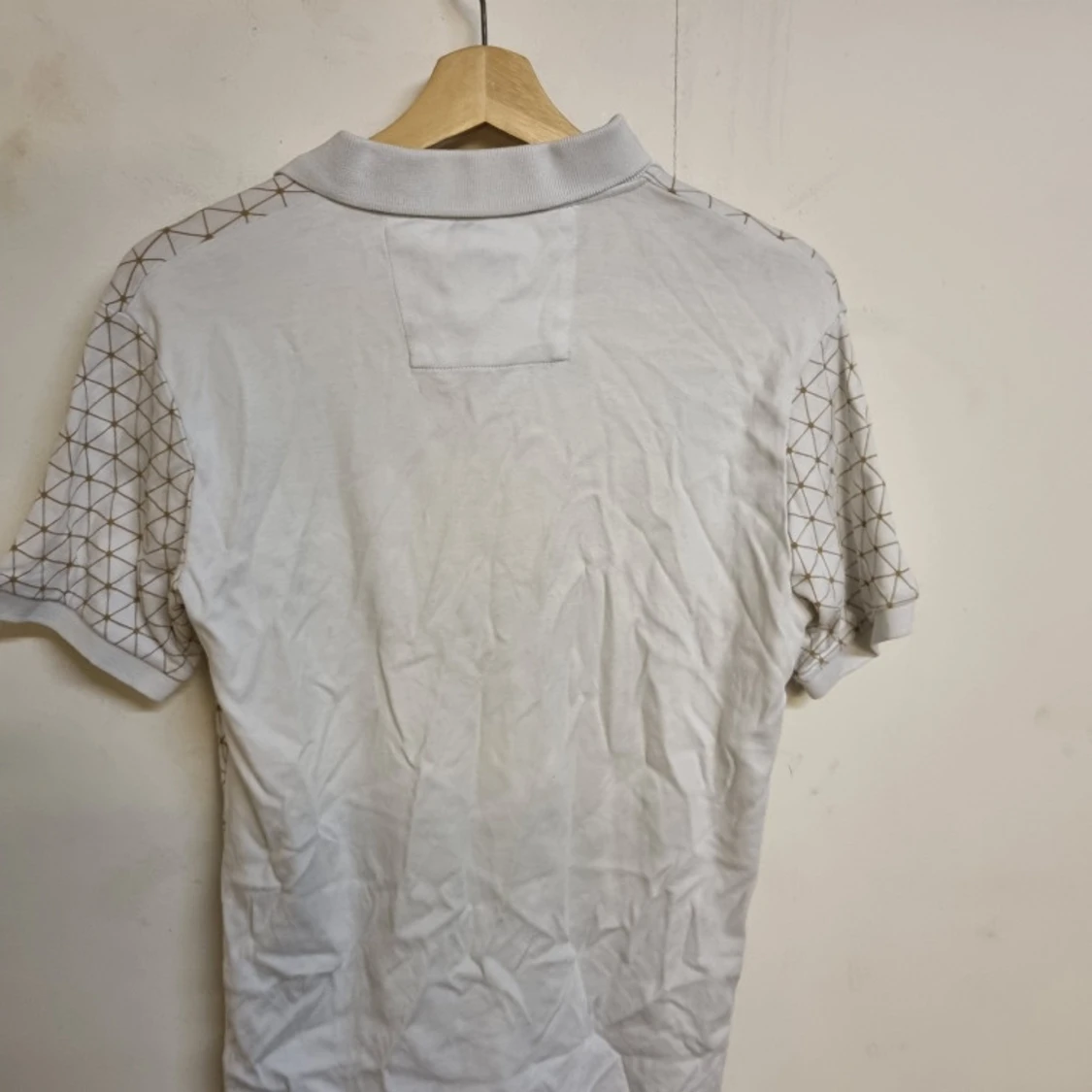 Vit pikétröja med geometriskt mönster - 2