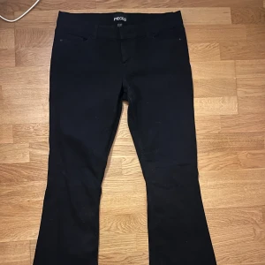 Svarta jeans från Pieces - Jeansen är bootcut och inte använda men har haft dom hemma ett tag. Skriv om du har fler frågor🩷