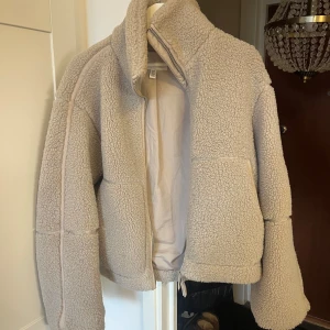 Teddyjacka - Den populära och slutsålda teddyjackan från h&m i toppenskick, säljs endast jag växt ur den. Inga defekter!! 🤎jag skulle även vara intresserad av att byta den mot en likadan i S.