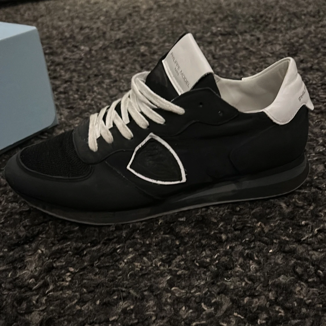 Svarta rockrunnes  från Philippe Model