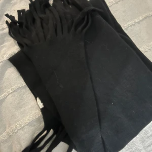 Svart halsduk  - Tjock och väldigt varm. Väldigt mjukt material, tyvärr är lappen bort 