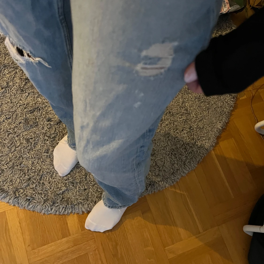 Blå jeans med slitningar från Ginatricot  - 1