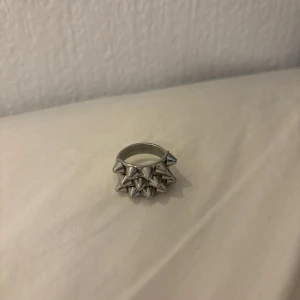 Edblad Ring  - Silvrig äkta edblad ring. Orginal pris= 400 , säljer för 100! Säljer pågrund av att jag har 2 styckna. 
