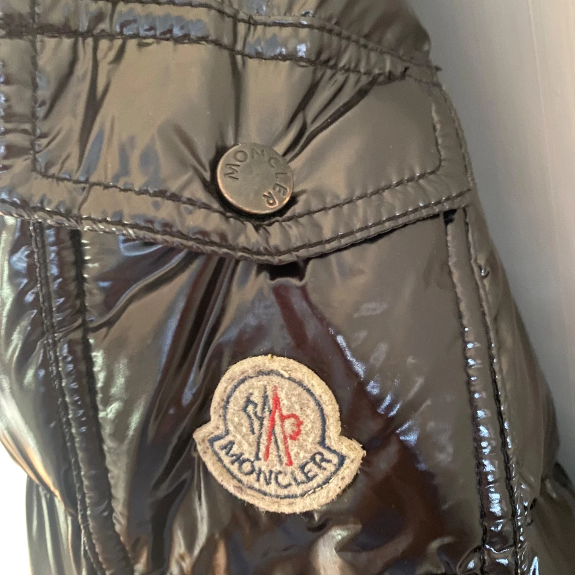 Svart glansig pufferjacka från Moncler - 1