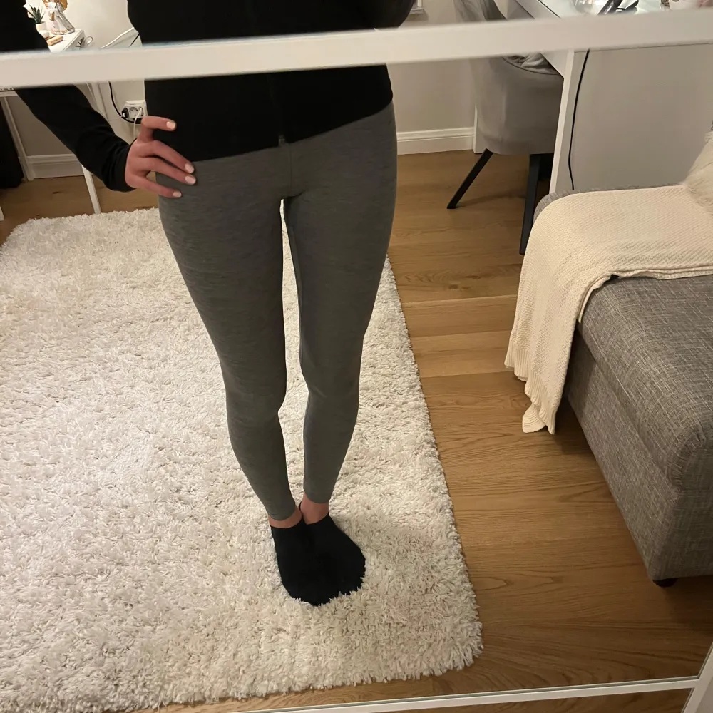 Säljer ett par grå leggings från Nike i Dri-FIT material. De är högmidjade och har en tight passform, perfekta för träning. Leggingsen är tillverkade i ett syntetmaterial som andas och håller dig torr under intensiva pass.. Farkut & Housut.