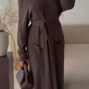 Brun maxi cardigan med bälte - Helt ny! Fast pris ! Inga bud  -tjockt i tyget, ger värme  -Storlek L/XL  - Längd 135 cm  - Composition: 43% viscose 32 polyamide 25% polyester.