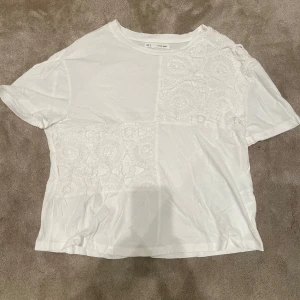 Vit top med mönster - Jättefin basic top med lite mönster.