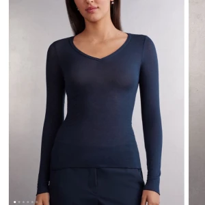 Mörkblå v-ringad intimissimi  - mörkblå v-ringad intimissimi tröja. Använd ganska många gånger men har inga slitningar. 