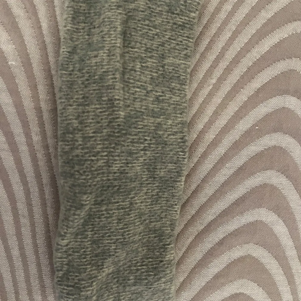 Snyggt grått pannband med en twistad design. Perfekt för att ge en stilren touch till din outfit. Tillverkat i ett mjukt material som sitter bekvämt hela dagen.. Asusteet.