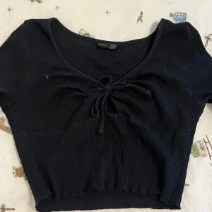 Svart topp från Shein - Snygg svart topp från Shein. Använd några få gånger. ( det är damm på den, tvättas innan den skickad) 