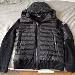 Moncler cardigan - Moncler cardigan i bra skick utan skador eller liknande, nyligen kemtvättad. Haft i ca 1,5 år men tröttnat på den lite så vill bli av med den. Kvitto finns fortfarande kvar. Storlek M/L men väldigt slimfit så passar mig perfekt som bär M vanligtvis.