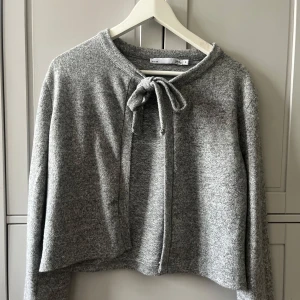 Grå kofta med Knyt  - Säljer en super fin kofta som man kan knyta där fram! Jag har nästan aldrig använt den och inga defekter❤️