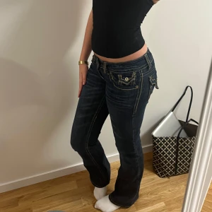 Lågmidjade bootcut jeans med kontrastsömmar - Säljer dessa jättesnygga jeans. Lågmidjade, bootcut med jätte snygga fickdetaljer. Köpta i Italien. Jätte fint skick!! Mått: midja tvärs över 37cm, innerbens 80cm💕