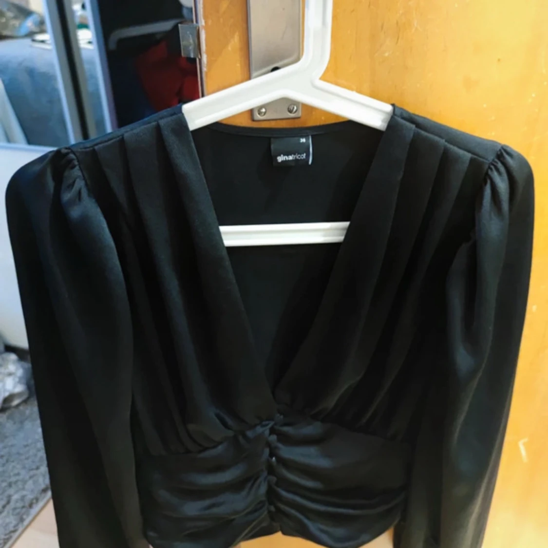 Svart blus från Gina Tricot