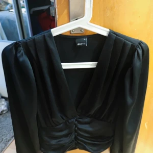 Svart blus från Gina Tricot - Elegant svart blus från Gina Tricot med v-ringning och långa ärmar. Jötte fin passform och helt oanvänd!