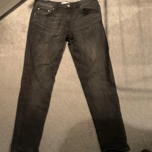 Svarta tapered jeans från ASOS - Snygga svarta jeans från ASOS. Storlek 30/30
