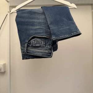 Reaplay anbass jeans - Hej, vi säljer ett par replay anbass jeans i storlek w 34. I ett bra skick inga deffekter. Ny pris 2000 kom privat för frågor!😁