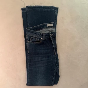 Mörkblå jeans från Hunkydory - Jättesnygga mörkblå jeans från Hunkydory och är i mycket bra skick. Jeansen är lågmidjade och bootcut!