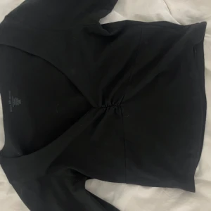 croppad långärmad tröja - jättegullig långärmad tröja från brandy med söm vid bröstet. den är ganska croppad! kp om du vill ha bilder med den på