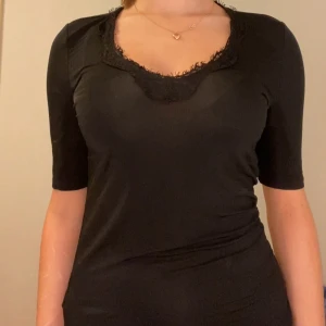 Svart topp  - Jätte fin svart topp med lace ❤️ Märke är ”SOAKED” och storlek XS-S. Bra kondition inga synliga defekter