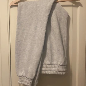 Grå mjukisbyxor från /STAY - Säljer ett par grå mjukisbyxor från /STAY i storlek S💫 Som bilden visa är snörena lite trasiga, annars är byxorna rena & fina. Resår i midja och längst ner på benen🫶🏼