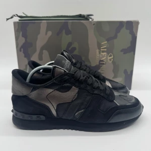 NYA VALENTINO ROCKRUNNERS - Valentino Rockrunners- Skick: 10/10 (Nya) - Tillbehör: Enbart skorna  - Storlek 38 sitter som 39 - Nypris ca 7500kr - Deluxecloset
