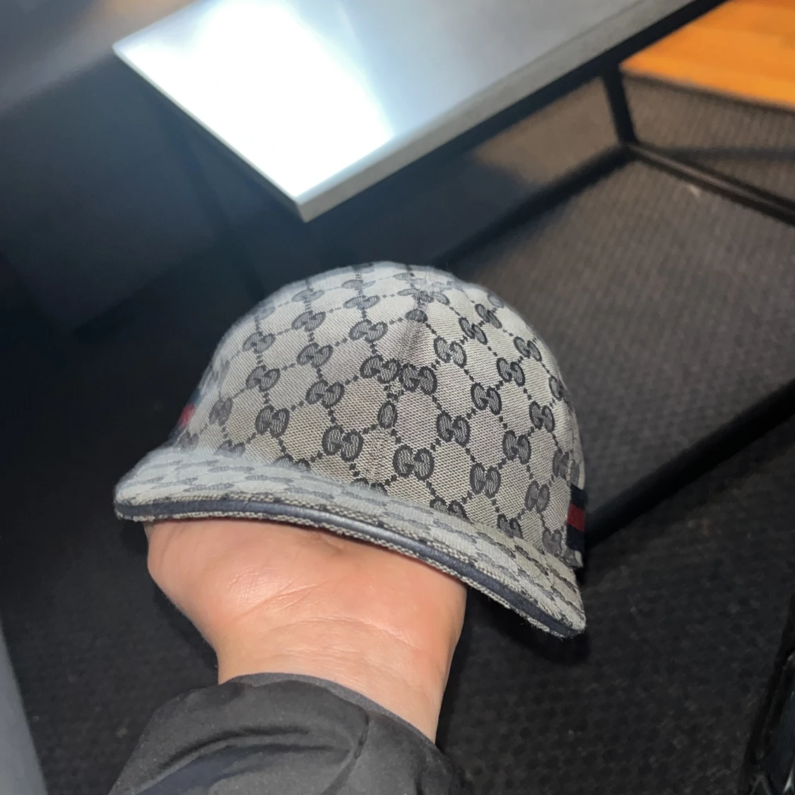 Grå mönstrad keps med justerbart spänne - 3