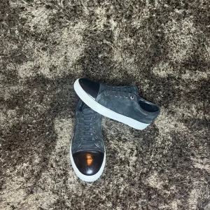 Lanvin skor  - Säljer ett par riktigt fräscha lanvins i storlek 43 för endast 2199kr. De ä i färgen navy blue och har inga defekter. OBS, hälen har bytts ut men inget man märker av vid användning eller utseende. 