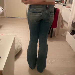 Blå jeans från Replay - Säljer ett par snygga blå jeans från replay då dom inte passar mig. jag har sytt om dom till bootcut. Jeansen är i bra skick. pris kan diskuteras💕