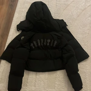 Svart pufferjacka från Trapstar - Säljer en svart Trapstar jacka. Använd runt 5 ggr, bra skick. Kan skicka fler bilder på om du är intresserad. Strlk S. Nypris 4000kr~