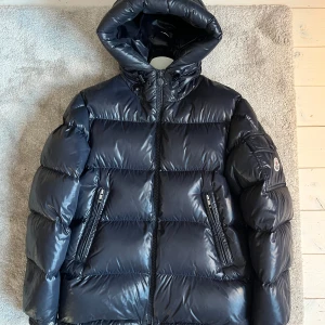 💫Moncler Ecrins💫 - Säljer nu denna sjukt snygga Moncler Ecrins i en extremt fin färg. Den är i storlek 0 vilket motsvarar XS men passar S. Den är i brutalt fint skick, skulle säga 9/10. Årsmodellen är 2021. Den är köpt av Leon Gustavsson. Nypris idag är 19.000kr Hör av er vid frågor eller funderingar🌟💫