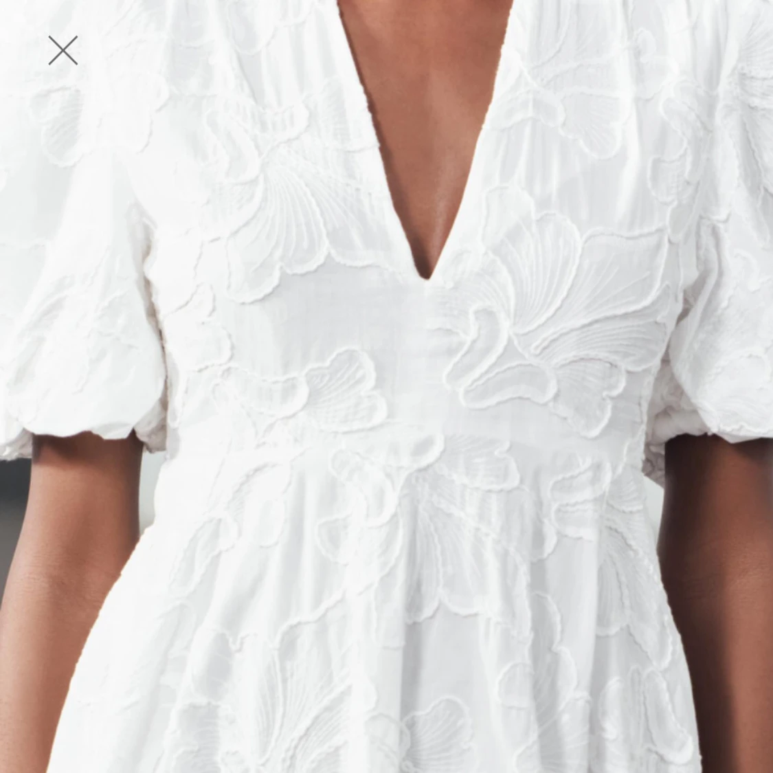 Vit klänning med puffärmar - 1