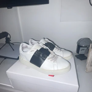 Valentino Garavani skor - Valentino Garavani🔥tyvär har boxen gott sönder på grund av dubbel häftande tejp. Den är lite slitna på ena framsidan men mest slitna inne i skorna och lite runt om. Pris kan diskuteras 💯🙌