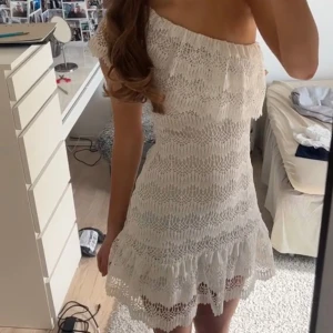 Vit spetsklänning med volang - Säljer min studentklänning🙌🏼🙌🏼one shoulder med dragkedja vid sidan! skriv vid frågor🥰